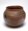Pot en terre à motifs géométriques