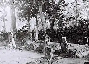 Javanais posant devant un cimetière musulman