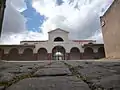 Ruelle pavée donnant accès au marché du 18 juillet.