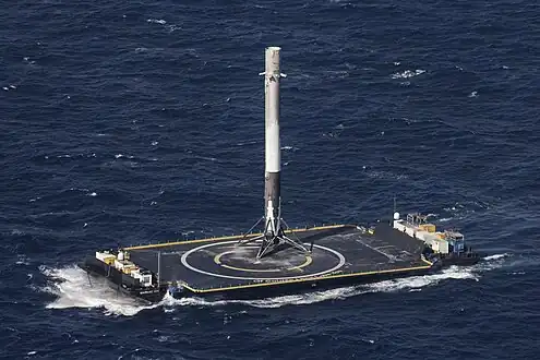  Premier étage de la fusée Falcon 9 lors de la mission CRS-8 après son atterrissage sur la plateforme maritime.
