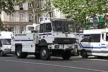 Canon à eau des CRS.