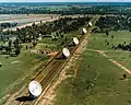 Voie est-ouest du réseau, avant la construction de l'embranchement nord. La sixième antenne est la plus distante.