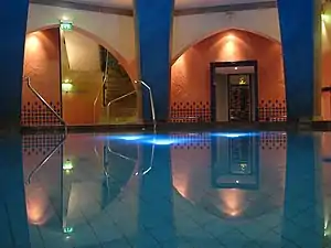 Vue sur la piscine de repos avec de l'eau thermale à 34°C dans l'univers thermal oriental des Carolus Thermen&nbsp;(de) à Aix-la-Chapelle, en arrière-plan l'accès au tepidarium.