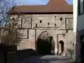 Le Burg, porte extérieure, vue par le sud-est.