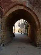 La porte Saint Louis du XIIe siècle, ancienne porte d'accès au monastère.