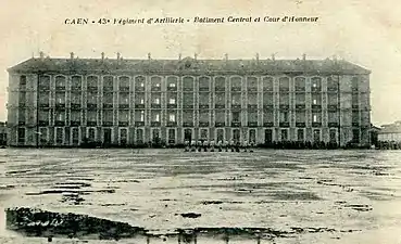 Bâtiment central et cour d'honneur.