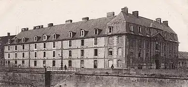Les ailes sur la place du 36e&nbsp;R.I. et sur l'Orne.