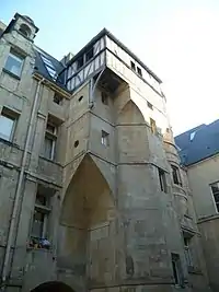 Hôtel Duquesnoy-du-Thon, à Caen. Encorbellements dont l'un est en partie constitué d'une trompe.