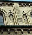 Corniches, corbeaux sculptés, arcades aveugles, à l’extérieur de l'abbaye aux Dames de Caen, Normandie