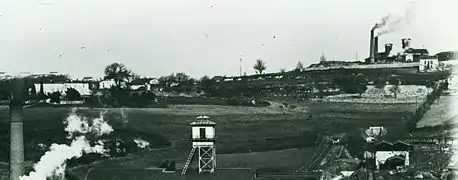 Hameau de Cagnac (à gauche) en 1908 et les puits de mine no&nbsp;1, 2 et 3.