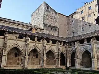 Vestige d'une tour du XIe siècle et grenier du chapitre derrière la galerie sud du cloître.