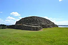 Le massif n'est pas très élevé. Le parement interne est bien plus haut que le parement externe. Le dessus du cairn est arrondi.