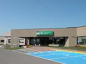Photographie de la caisse populaire acadienne de Tracadie-Sheila, dont le logo rappelle Stella Maris.
