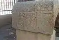 Caisson funéraire devant le musée.
