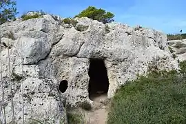 Façade de la grotte n°7.