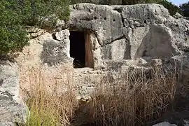 Façade de la grotte n°9.