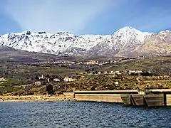 Vue en amont du barrage en hautes eaux