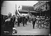 Le drapeau du 110e&nbsp;RI salue le prince George de Kent et le ministre de la guerre Paul Painlevé en 1928 à Calais.