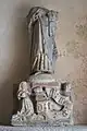 Église de la Trinité : statue dont la tête manque.