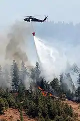 Hélicoptère de la Garde nationale de Californie&nbsp;(en) luttant contre les incendies de forêts.