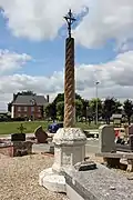 le calvaire du XVIe&nbsp;siècle dans l'enceinte du cimetière