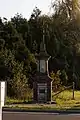 Calvaire Les chaussées sur le rond-point entre D751 et D266.