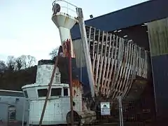 en cours de rénovation, sa passerelle et son bulbe d'étrave déposé.