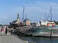 Carène du langoustier à vivier flottant La Salle, dont les orifices permettaient à l'eau de mer de circuler en permanence pour conserver 12 000 kg soit 30 000 langoustes.