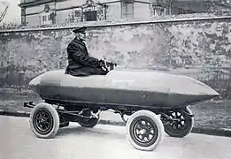 Camille Jenatzy à Achères le 29 avril 1899 sur la CITA no&nbsp;25 La Jamais contente électrique.