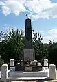 Le monument aux morts à proximité de l'église (août&nbsp;2011).