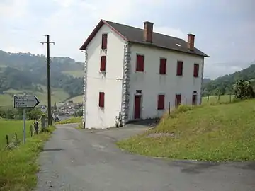 La mairie et l'école à Camou.