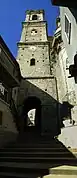 Escalier qui passe en dessous du clocher.