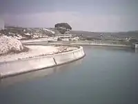 Le canal de Marseille. près de la station d'épuration au nord du village, vue vers l'est.