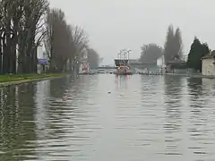Le canal, près de l'écluse no 2, entre Paris et Aubervilliers.