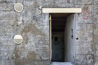 Porte d'entrée.