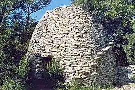Vers-Pont-du-Gard, Gard : cabane en forme de pain de sucre, avec marches volantes sur le couvrement