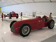 Photographie de l'avant gauche d'une Alfa Romeo 158.
