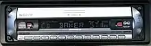 Un afficheur à quatorze segments LCD sur un autoradio.