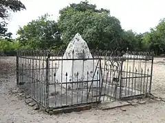 La tombe du capitaine Protet, enterré debout.