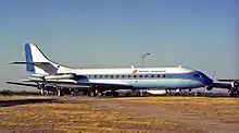 Caravelle exposée, peinture blanche et bleue.