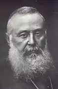 Photographie en noir et blanc d’un ecclésiastique à longue barbe blanche.