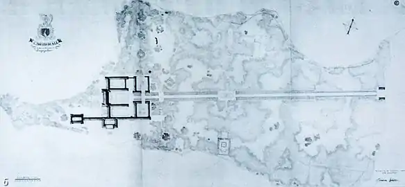 Plan général de la propriété : à droite, l'entrée ; à gauche, les bâtiments (incluant un projet de 3e extension, avec un musée d'art). Les rives des deux lacs (au nord : le Großdöllner See&nbsp;(de) ; au sud : le Wuckersee&nbsp;(de)) sont visibles, montrant que Carinhall était installée sur une mince bande de terre (une sorte d'isthme). Ce projet a été présenté par Göring le 12 janvier 1945, à l'occasion de son 52e&nbsp;anniversaire, soit moins de cent vingt jours avant la fin du Troisième Reich. Il prévoyait une fin des travaux pour 1953.