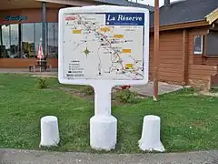Panneau émaillée situé sur l'aire de la Réserve-Avia sur l'autoroute autoroute A6 au nord-ouest d'Auxerre.
