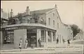 Carte postale représentant la Maison des Magasin réunis de Dompaire, située rue Gambetta (actuel square Jules Ferry).