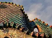 Détail du toit présentant une trouée triangulaire.