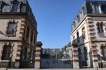 Accès à la place Marie-Madeleine-Fourcade.