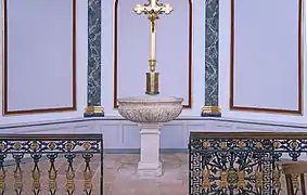 Les fonts baptismaux.