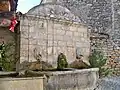 Fontaine, proche du lavoir.