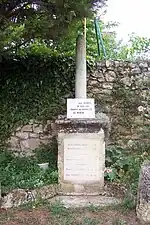 Le monument aux morts dans un petit parc (août&nbsp;2011)