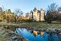 Le château vu depuis la rivière Trzemna (pl)